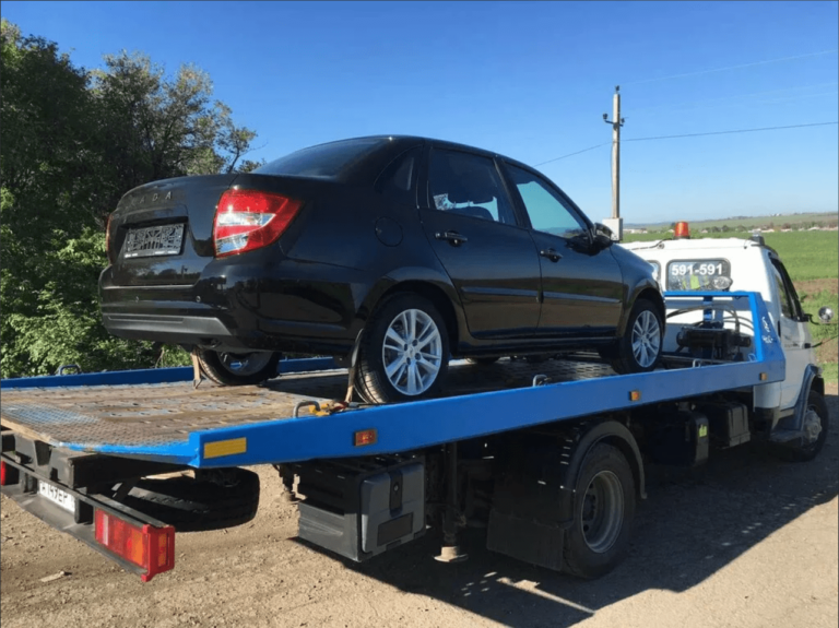 Recovery Vehicle taking damaged car